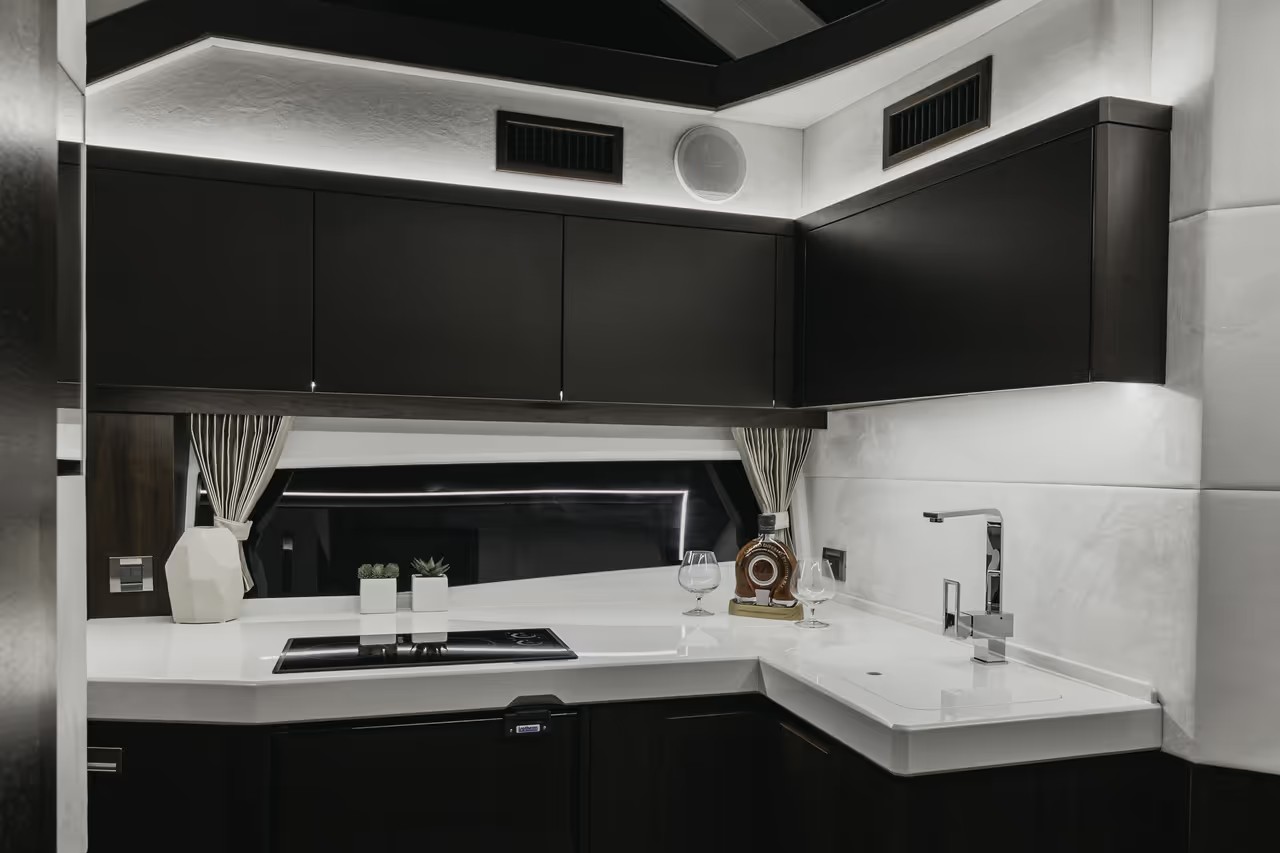 Galeon 425 HTS, luxe keuken met kookplaat