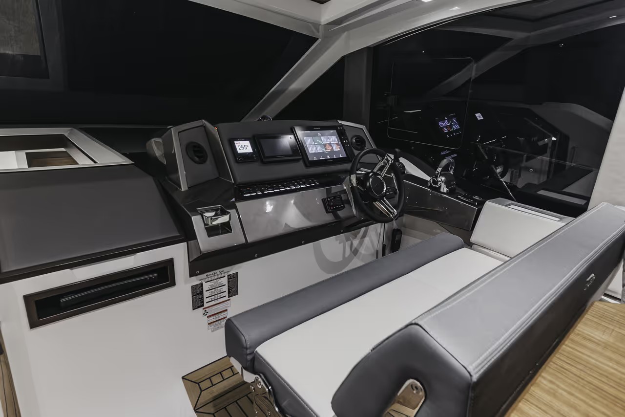 Galeon 425 HTS, stuurstand met dashboard en zitbank