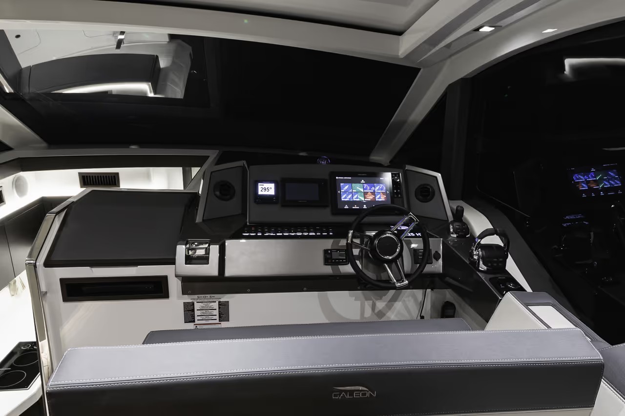 Galeon 425 HTS, stuurstand met dashboard schermen