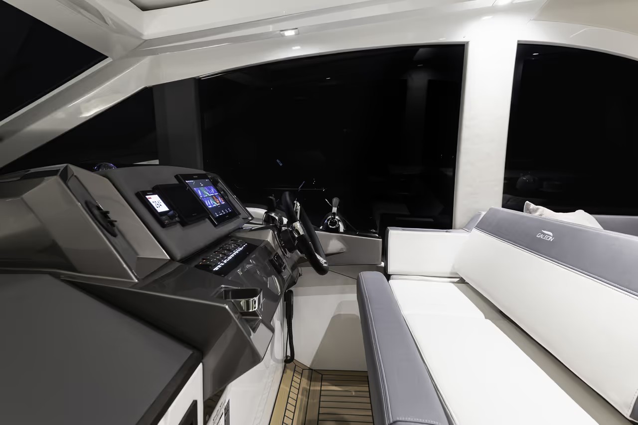 Galeon 425 HTS, stuurstand met navigatiescherm en zitbank