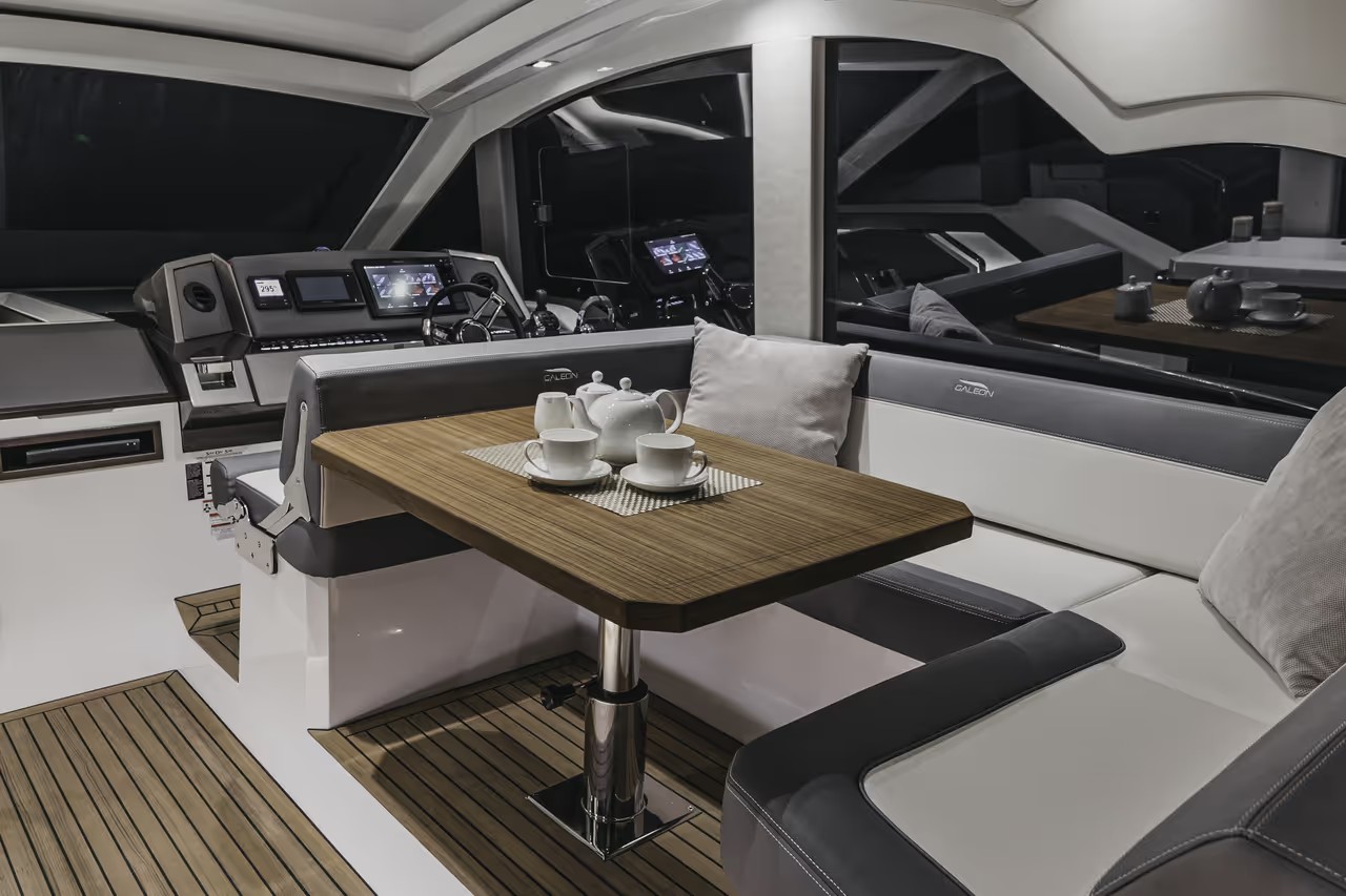 Galeon 425 HTS, zitbank met tafel en theeservies