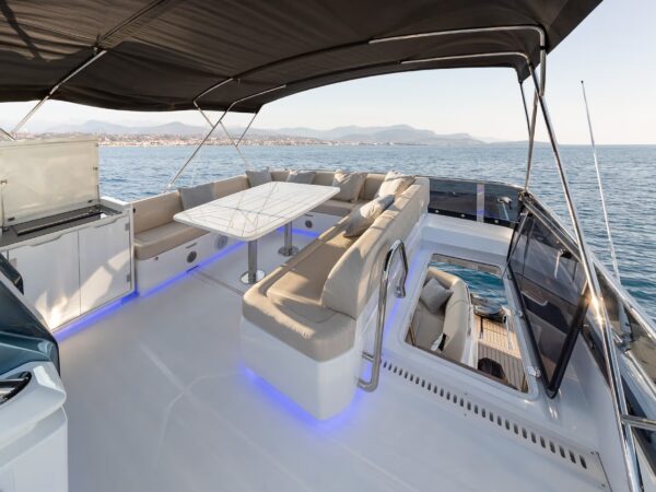 Galeon 430 EXP, achterdek met loungebank en tafel