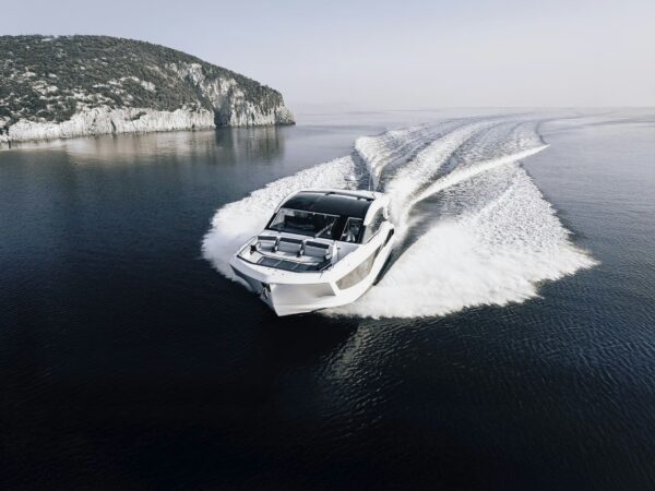 Galeon 435 GTI, boot varend langs kust