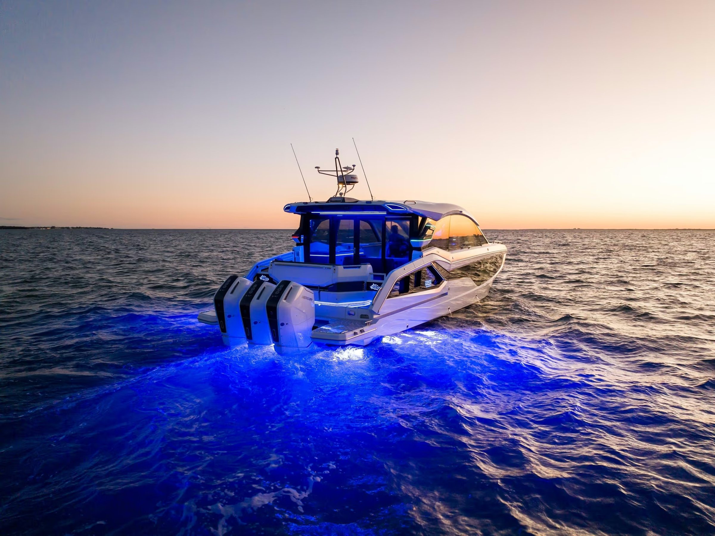 Galeon 435 GTO, boot met blauwe verlichting bij zonsondergang
