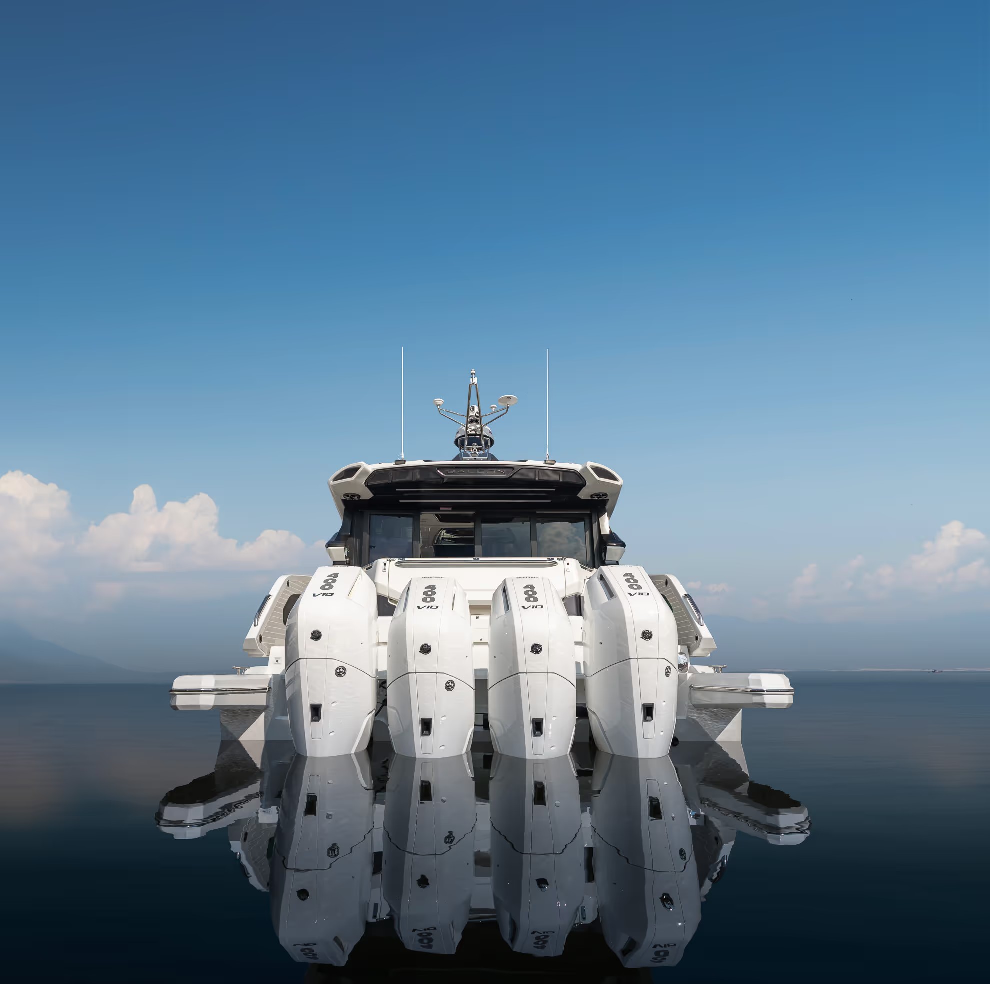 Galeon 435 GTO, boot met vier buitenboordmotoren