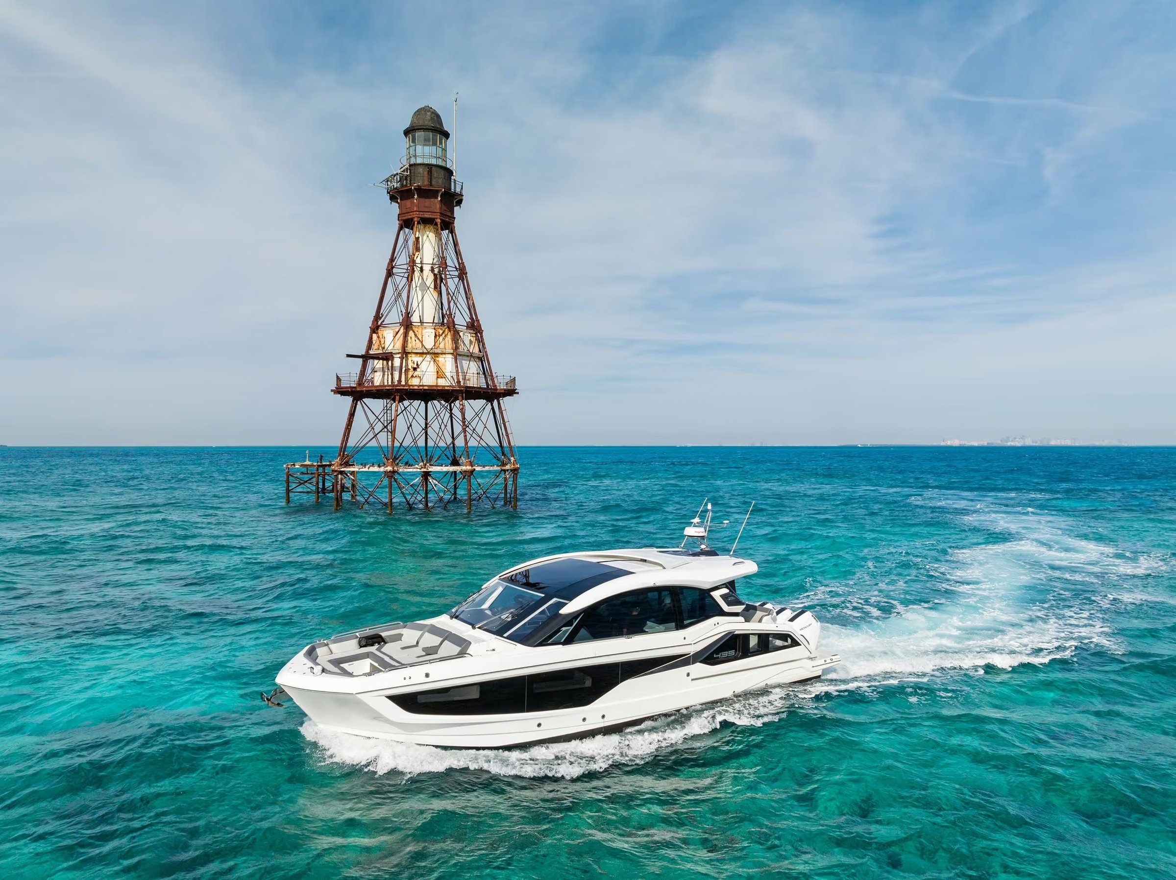 Galeon 435 GTO, boot varend bij vuurtoren