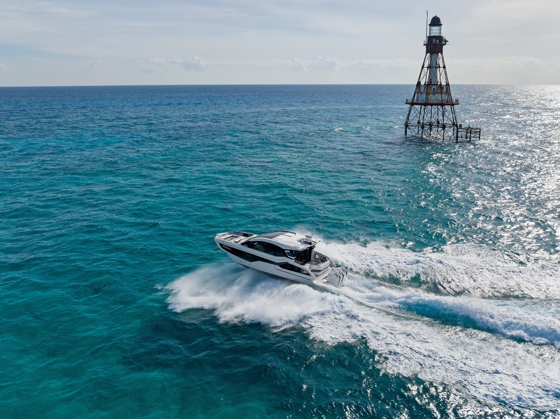 Galeon 435 GTO, boot varend bij vuurtoren
