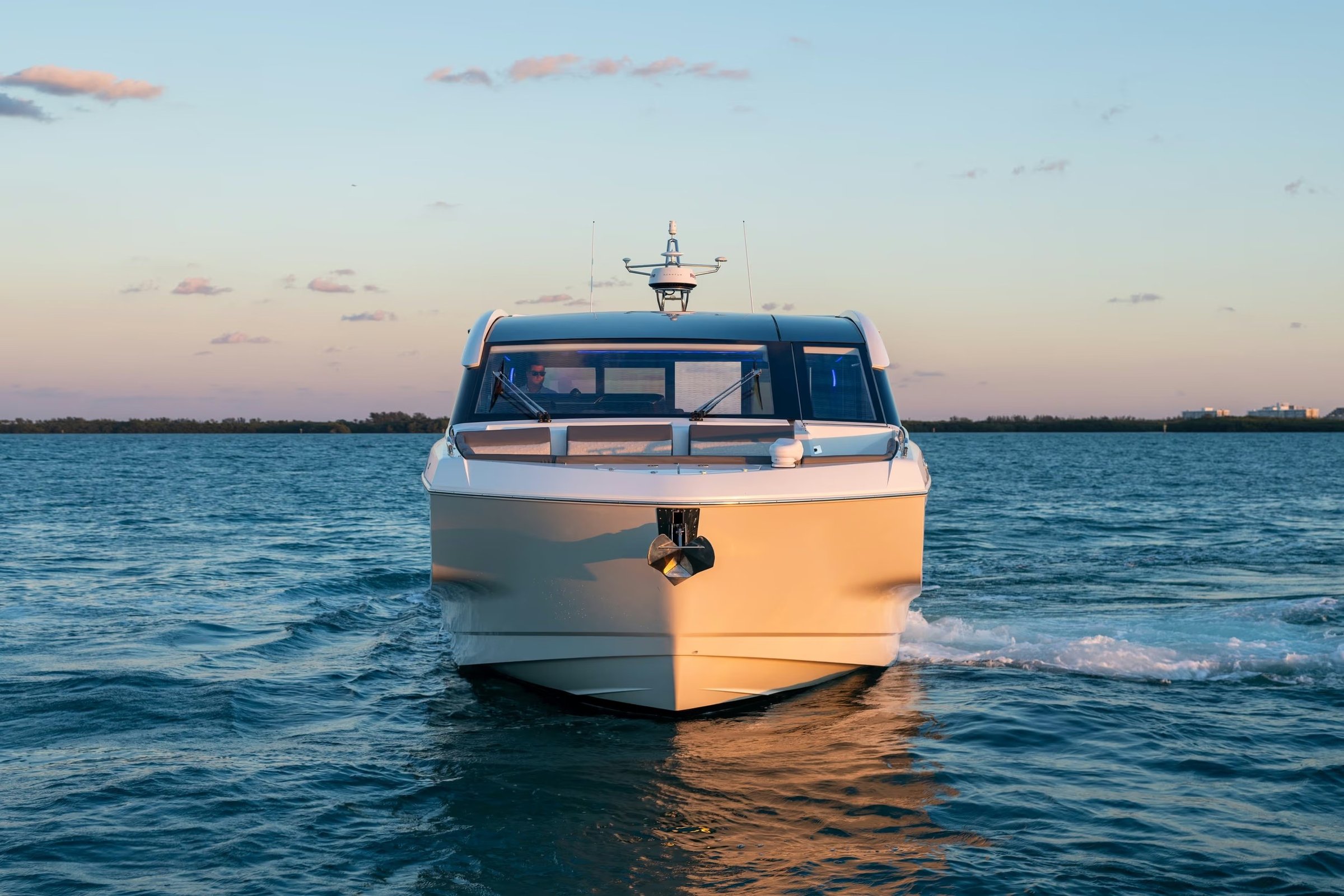 Galeon 435 GTO, boot varend op water bij zonsondergang