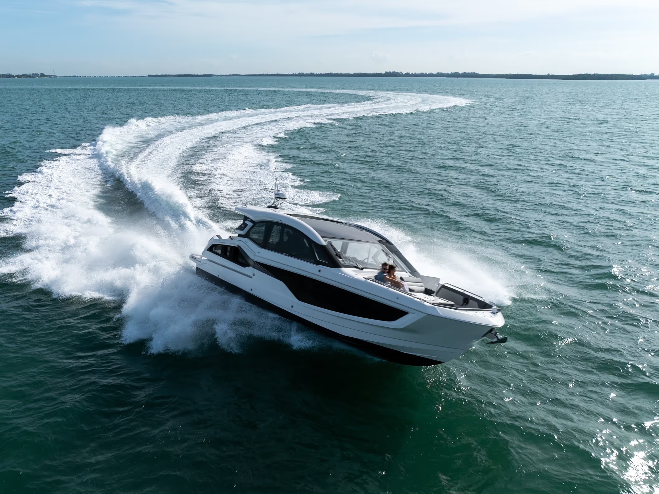 Galeon 435 GTO, boot varend op zee met golven