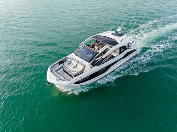 Galeon 435 GTO, boot varend op zee