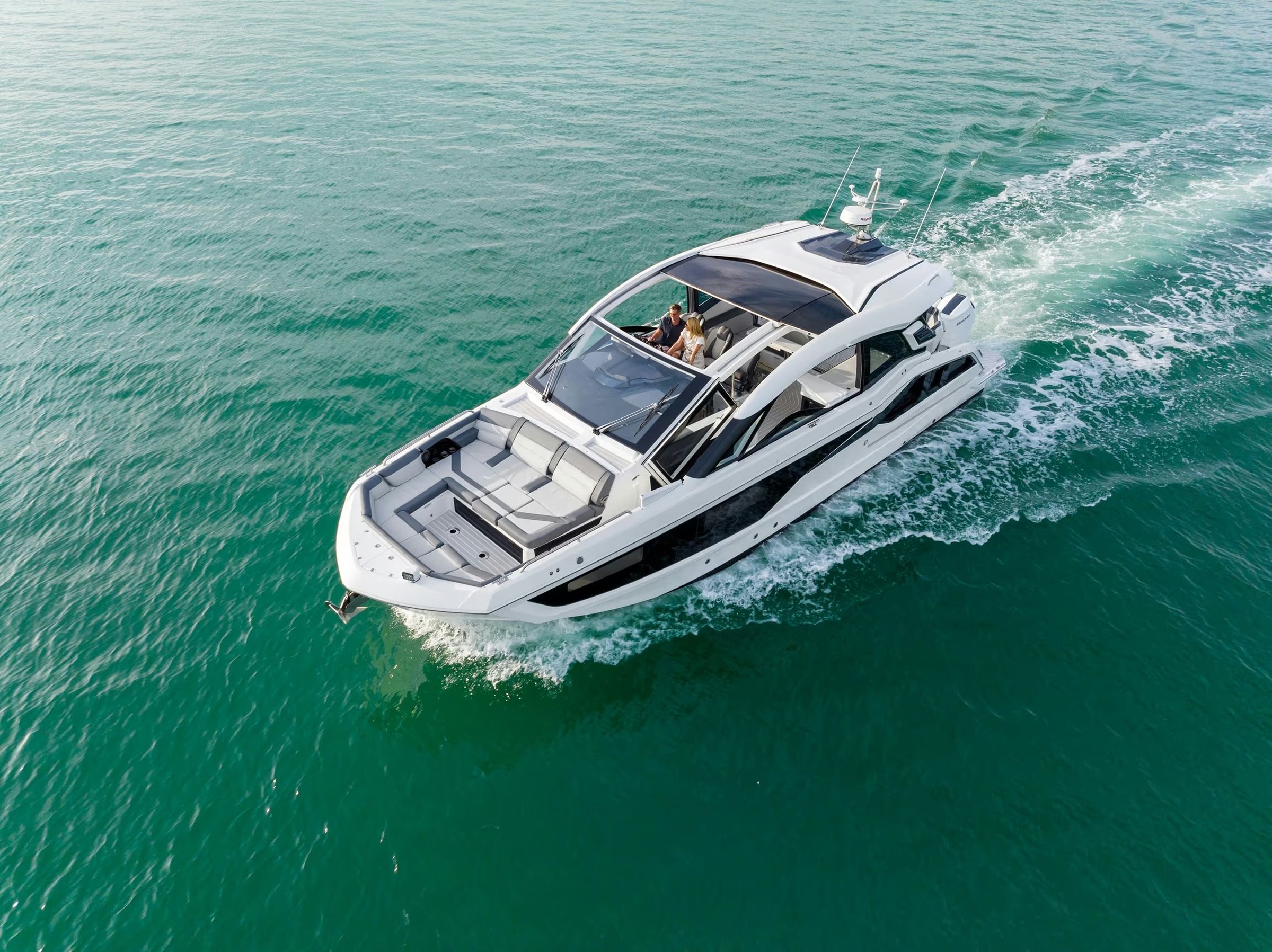 Galeon 435 GTO, boot varend op zee