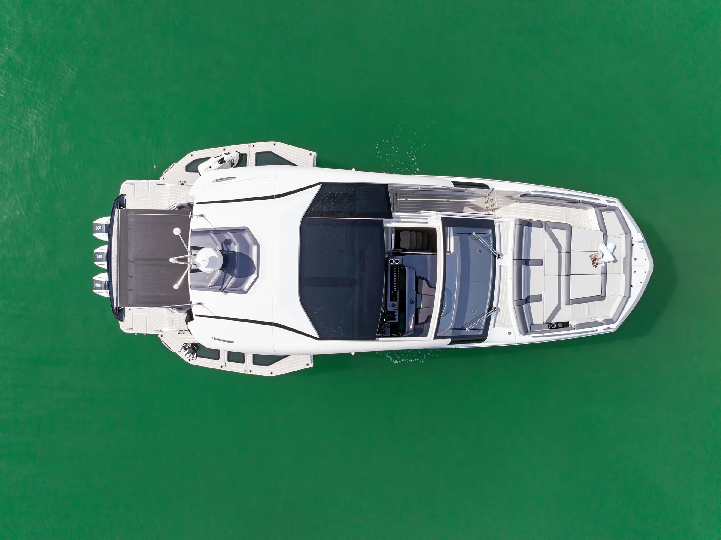 Galeon 435 GTO, luchtfoto boot op water