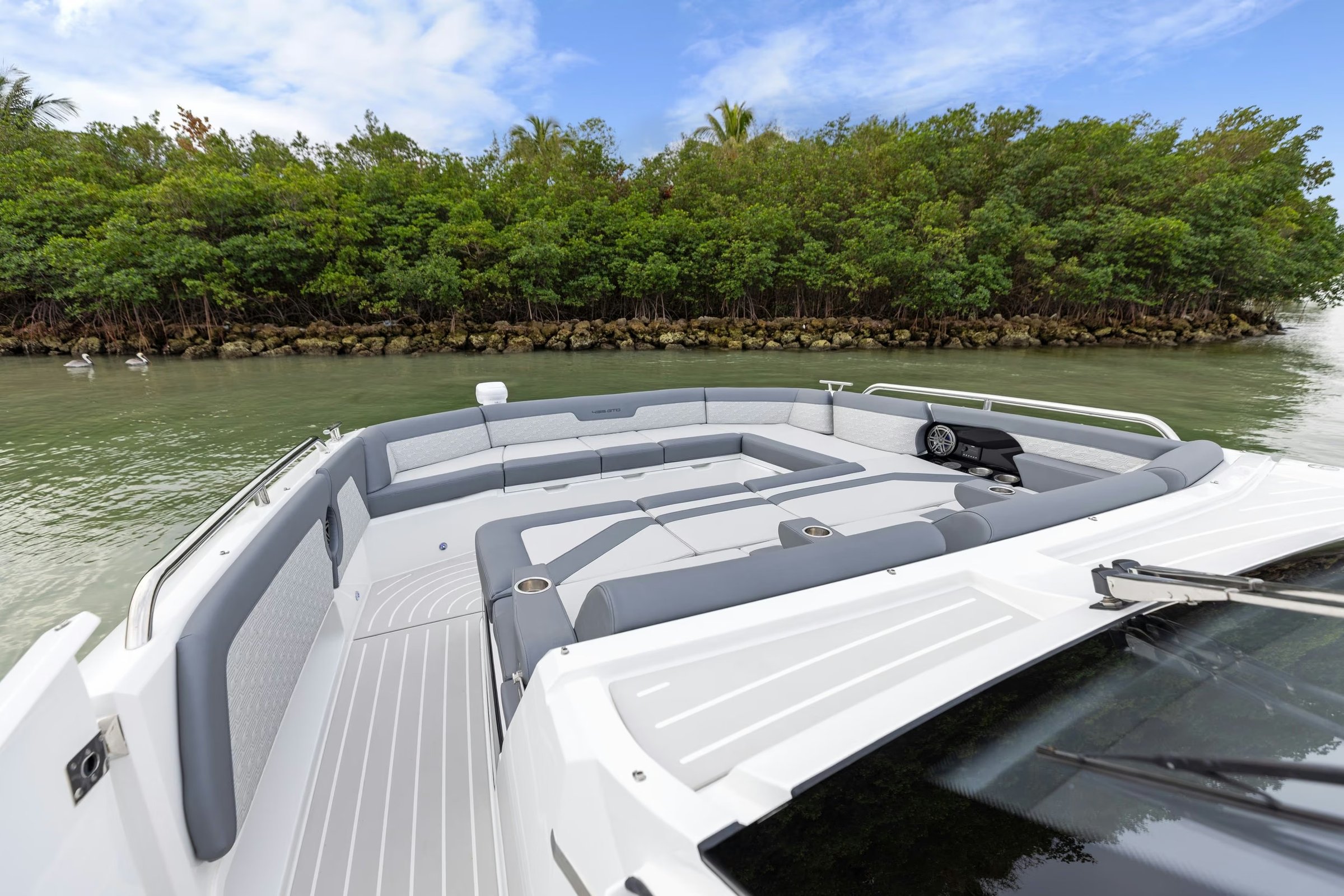 Galeon 435 GTO, voordek met zitbanken en zwembagage