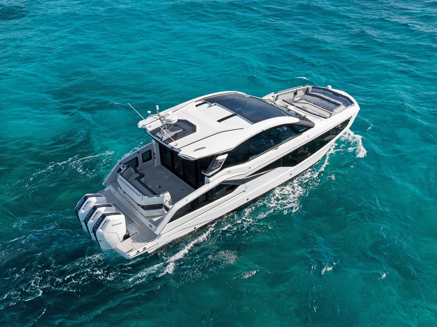 Galeon 435 GTO, witte boot vaart op zee