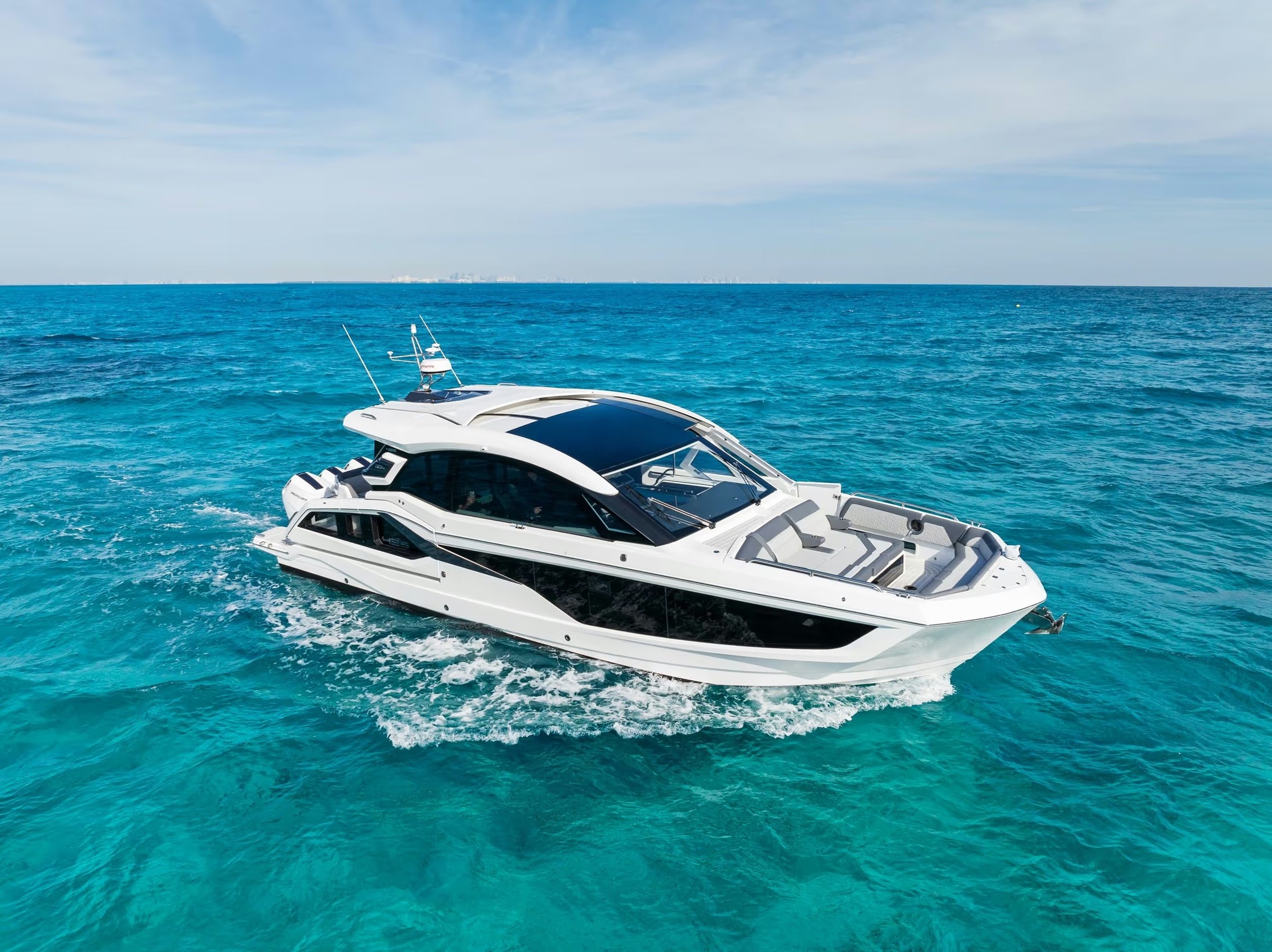Galeon 435 GTO, witte motorboot vaart op zee
