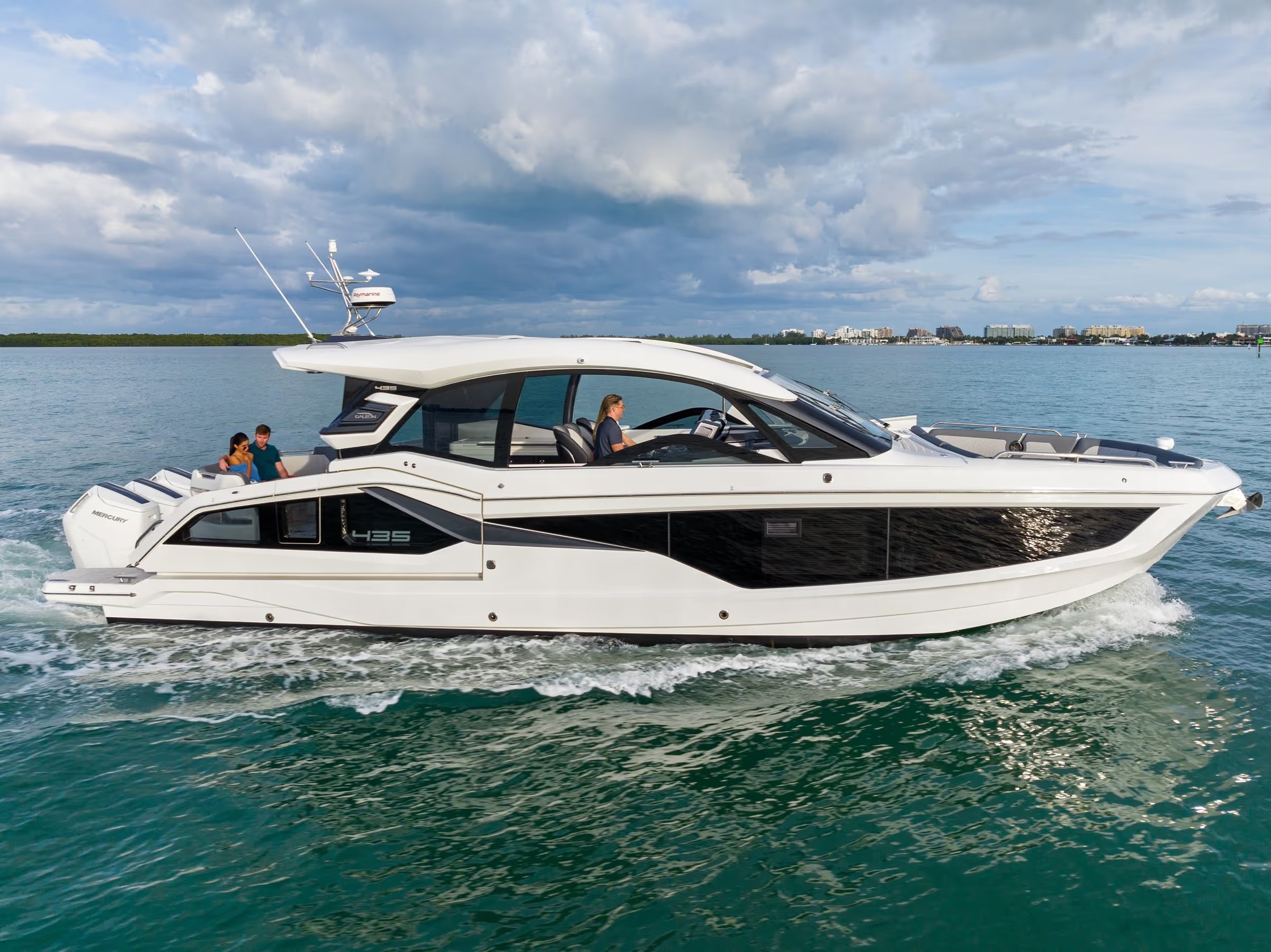 Galeon 435 GTO, witte motorboot varend op zee