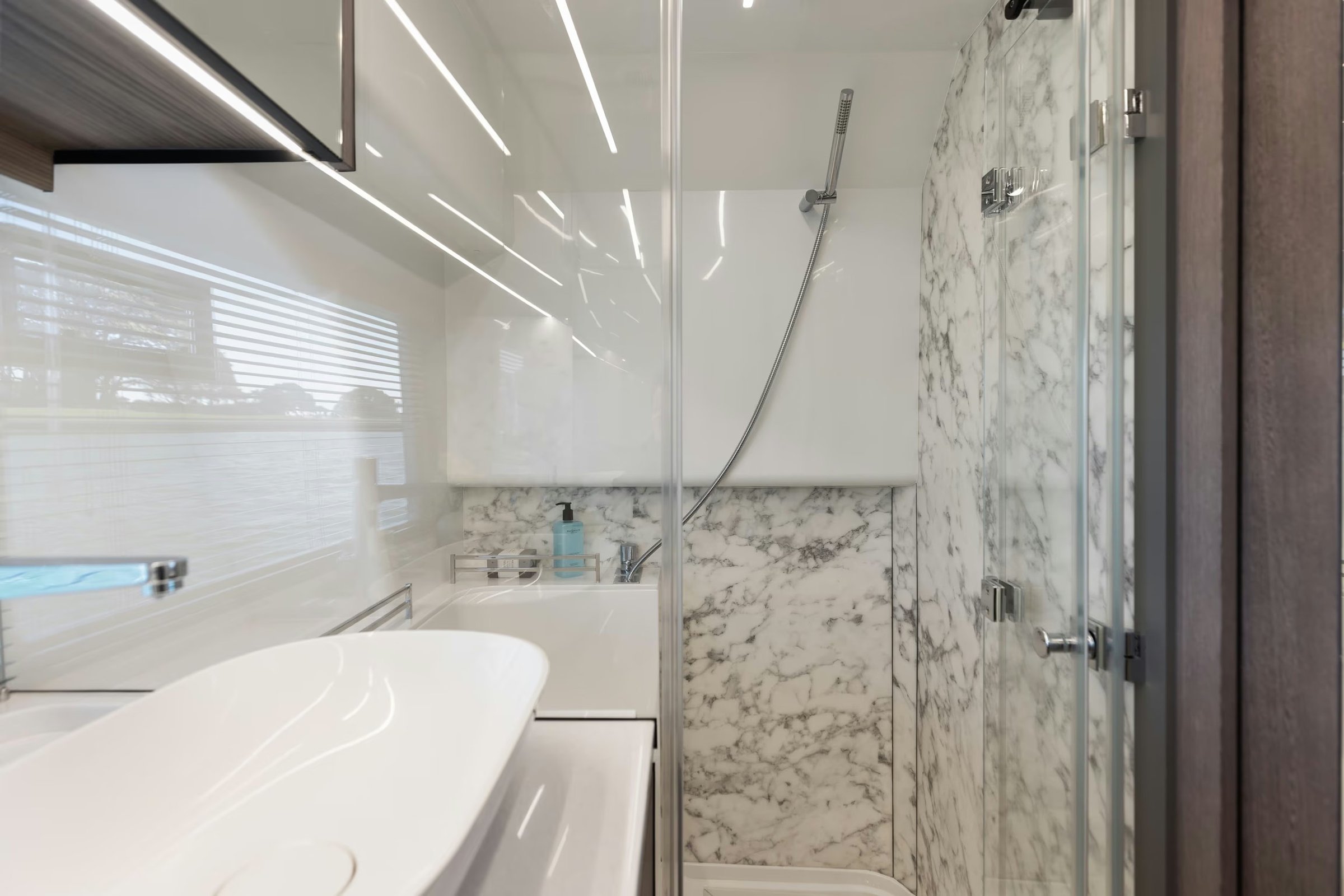 Galeon 435 GTO, badkamer met marmeren douche