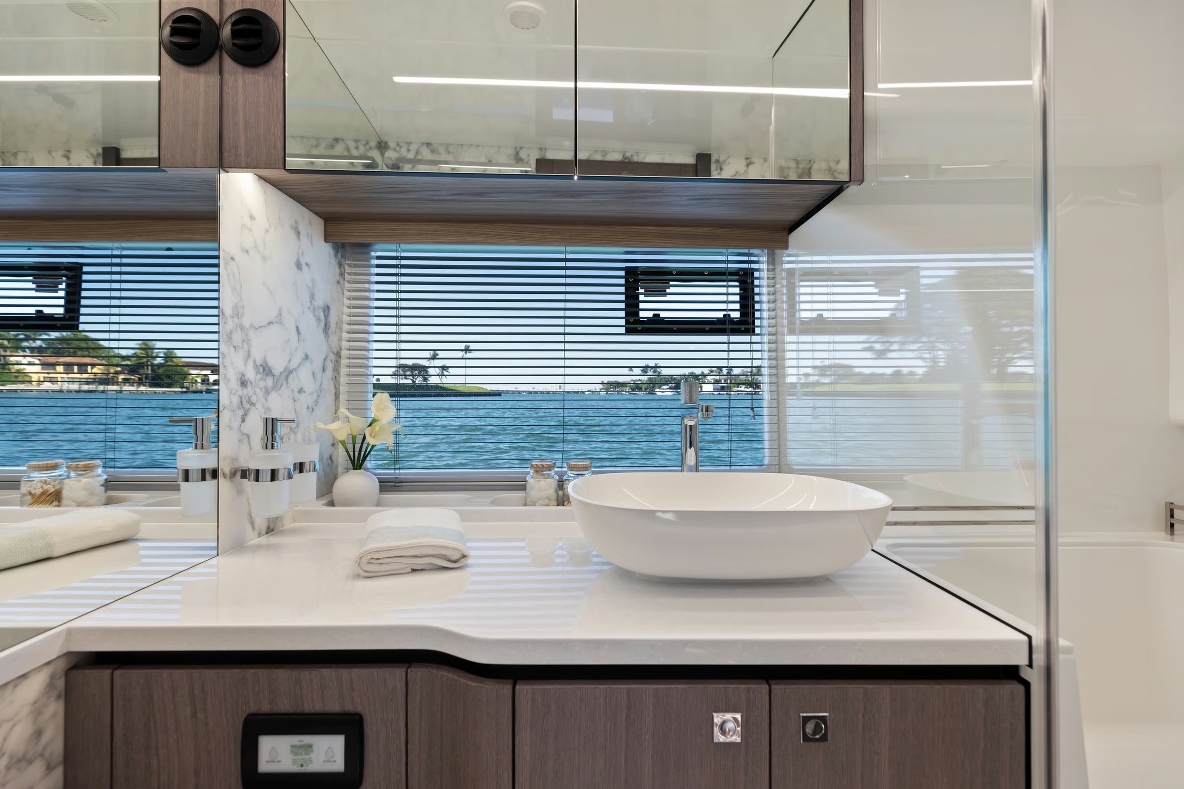Galeon 435 GTO, badkamer met wastafel en uitzicht