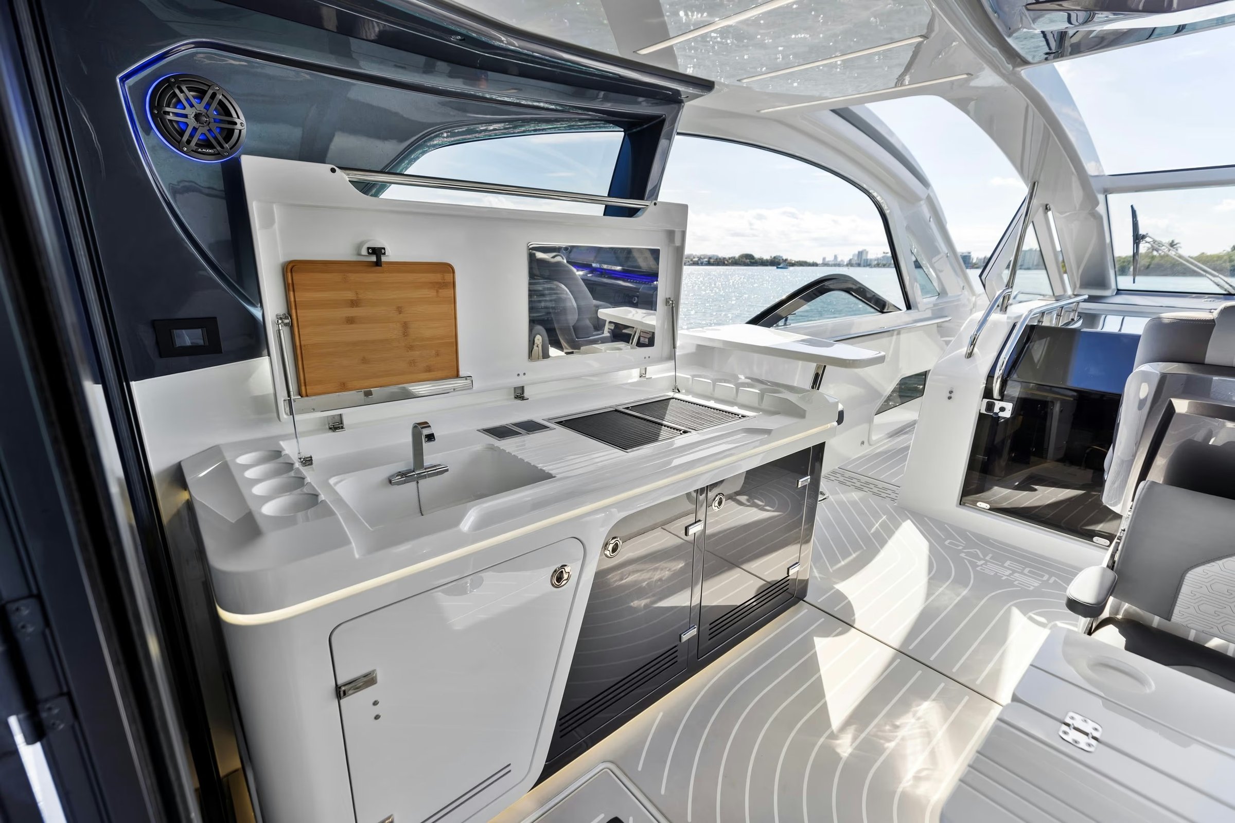 Galeon 435 GTO, buitenkeuken met grill en wastafel