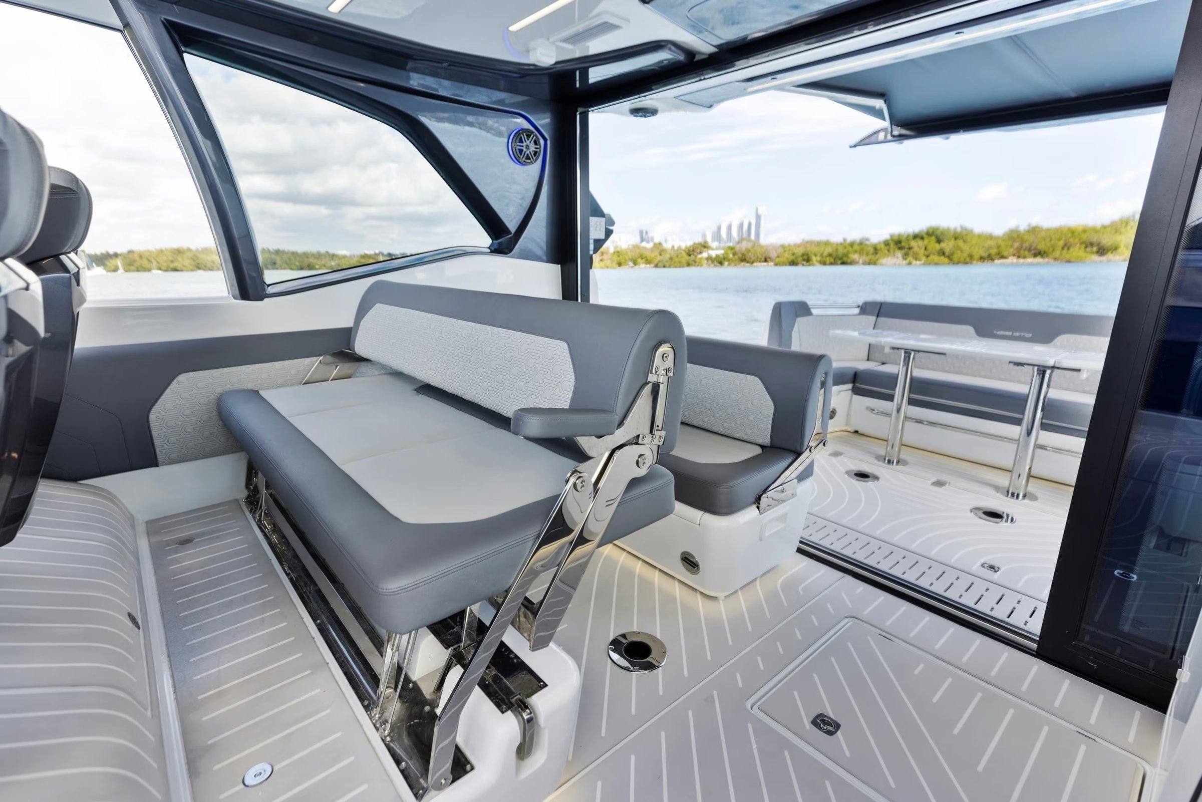 Galeon 435 GTO, cockpit met zitbank en klapstoel