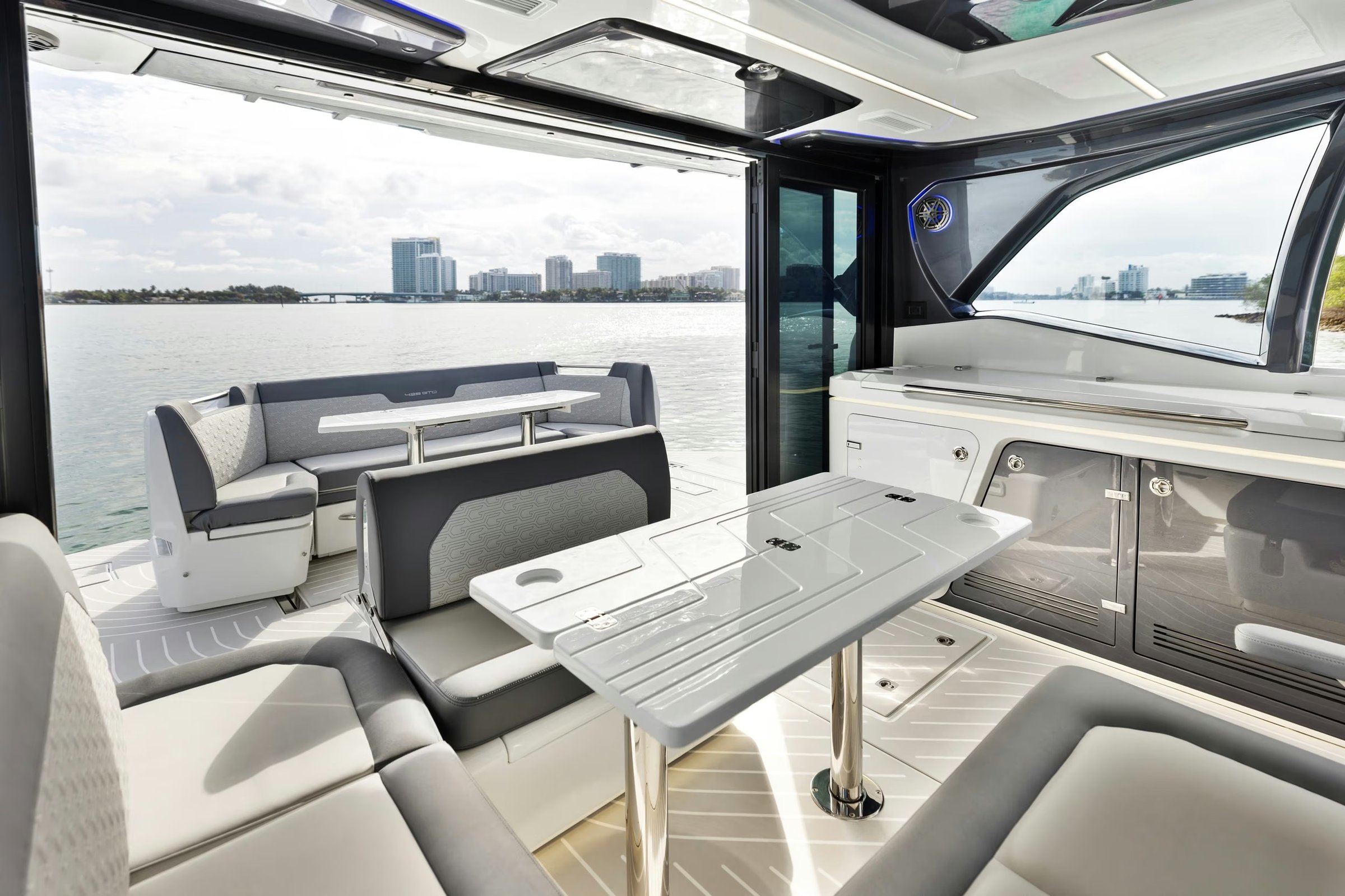 Galeon 435 GTO, cockpit met zitbanken en tafels
