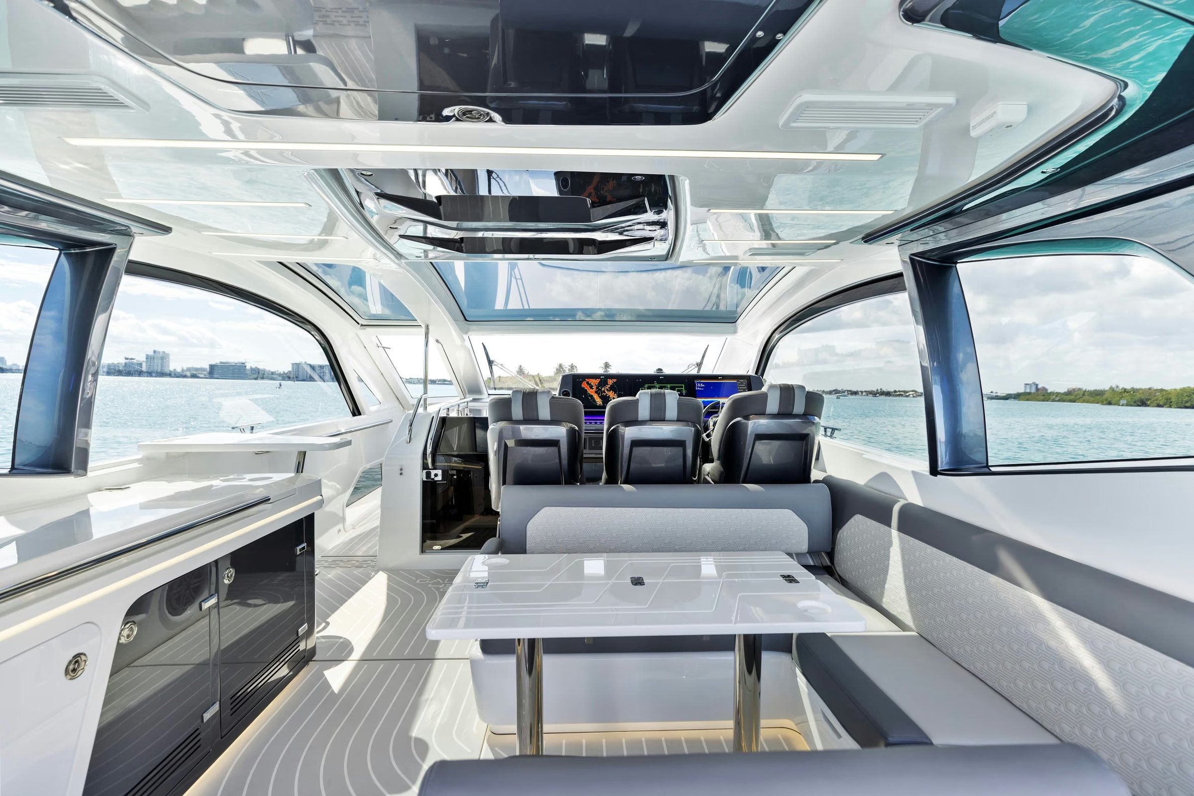 Galeon 435 GTO, kajuit met zitbank en tafel