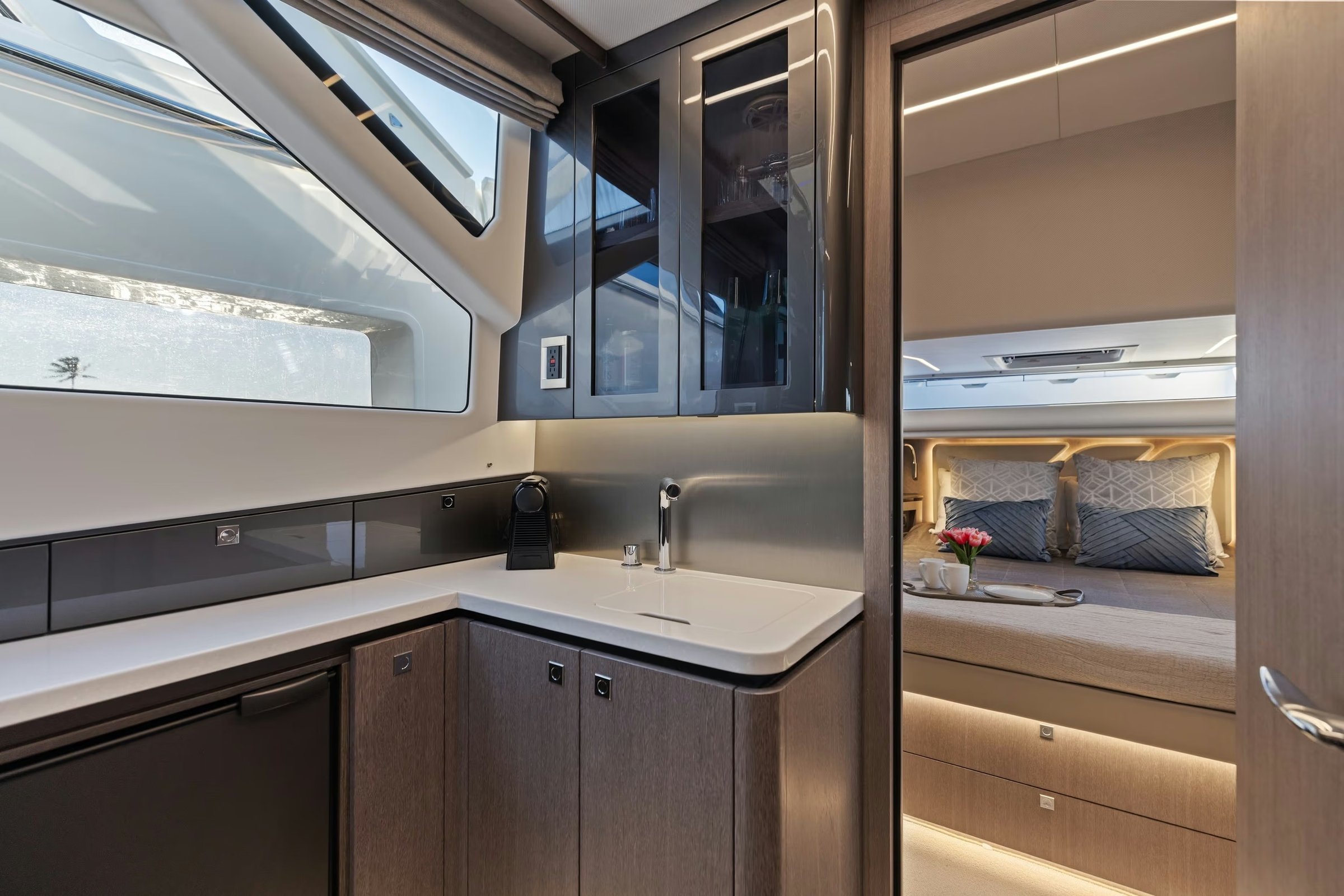 Galeon 435 GTO, kombuis met zicht op slaapkamer