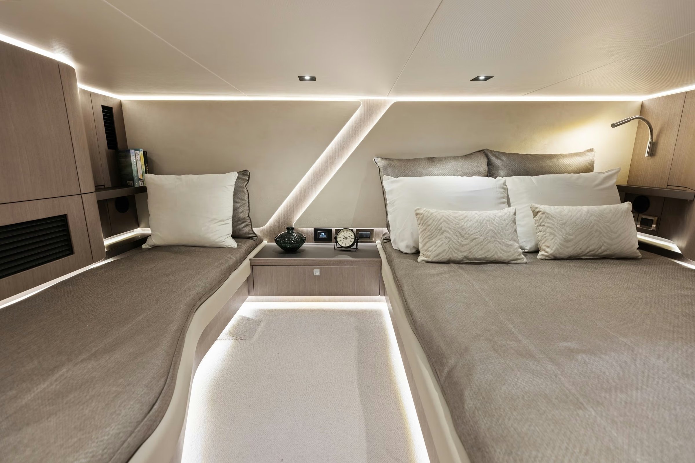 Galeon 435 GTO, slaapkamer met bed en bank