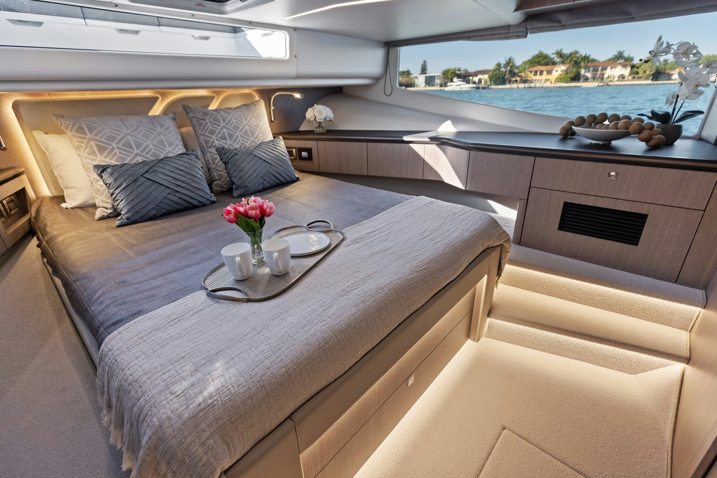 Galeon 435 GTO, slaapkamer met bed en uitzicht