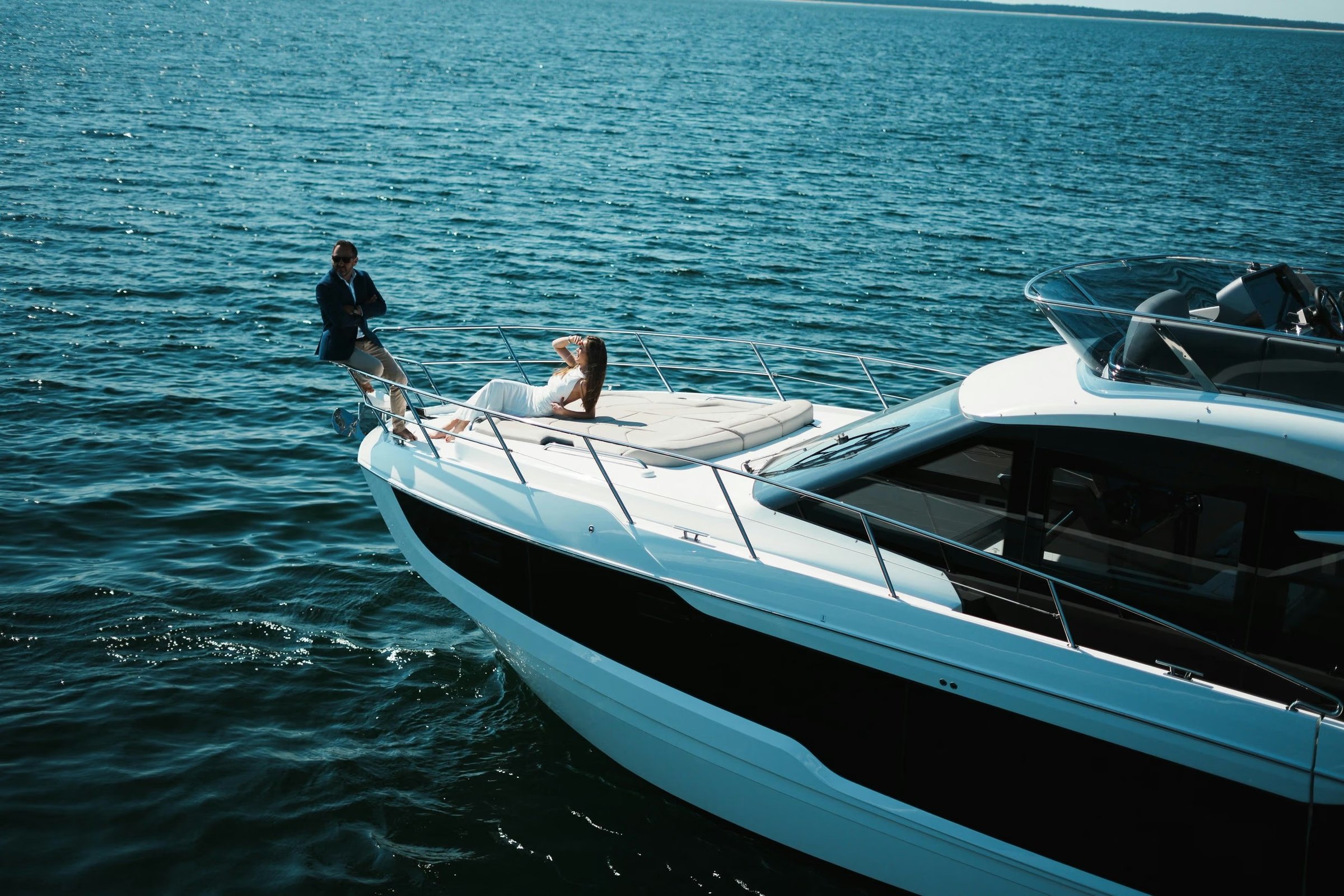 Galeon 440 FLY, boot op zee met mensen