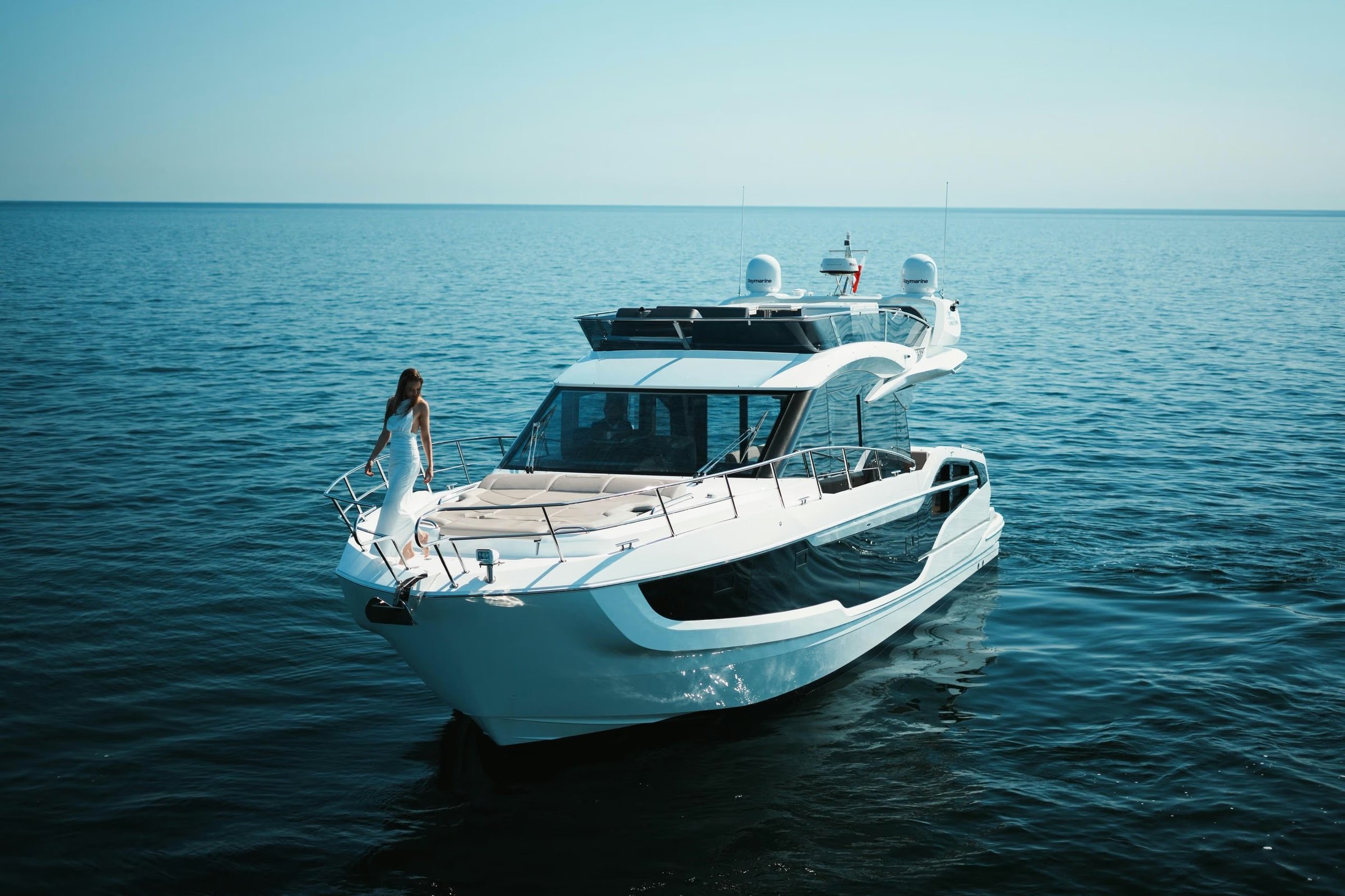 Galeon 440 FLY, jacht op zee met vrouw