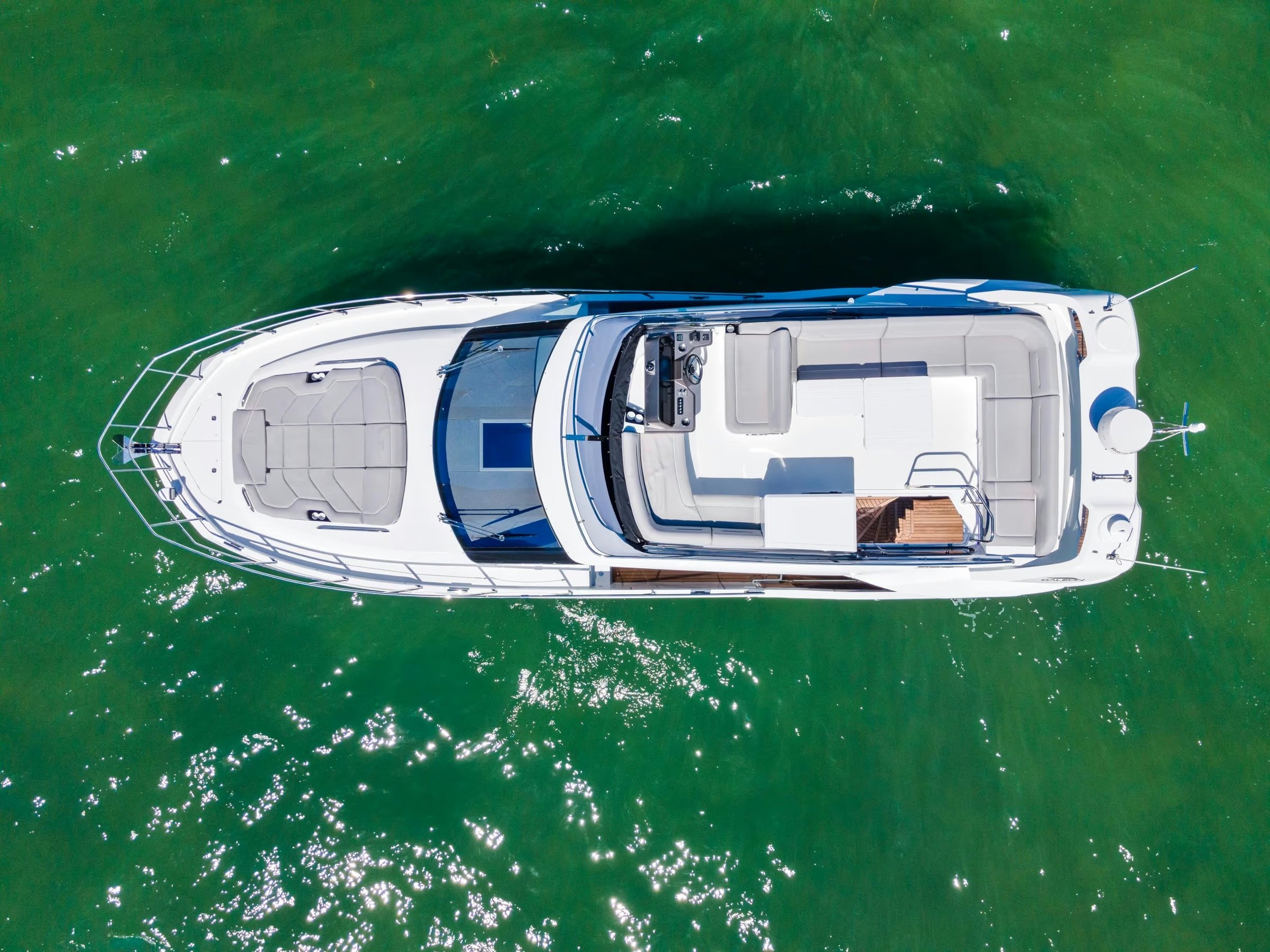 Galeon 440 FLY, luchtfoto boot op water