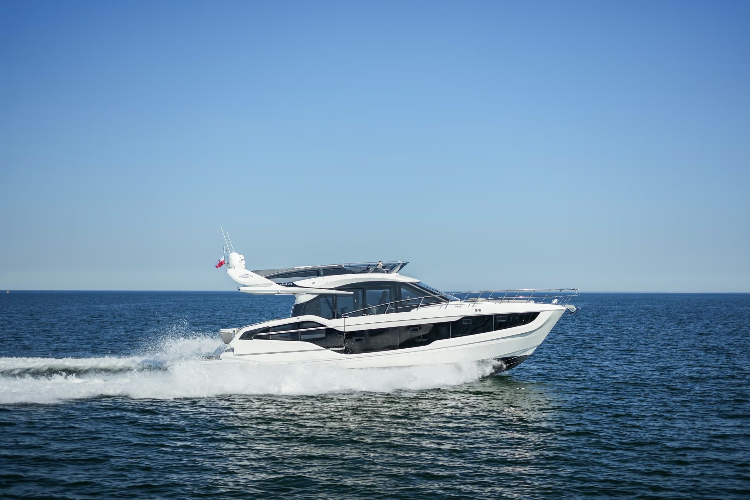 Galeon 440 FLY, witte boot varend op zee