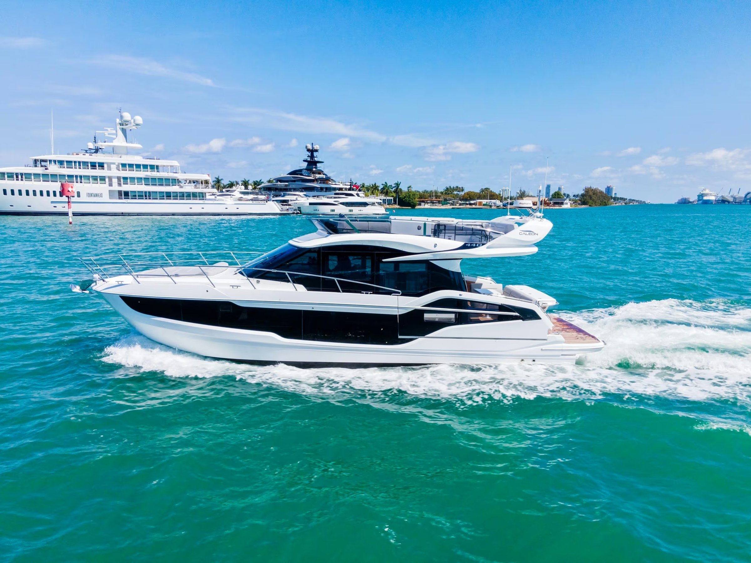 Galeon 440 FLY, witte jacht varend op zee