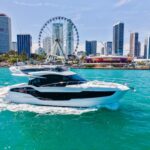 Galeon 440 FLY, witte motorboot vaart door haven