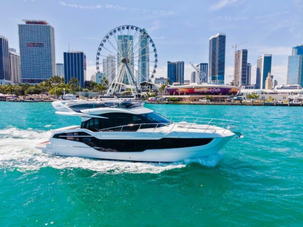 Galeon 440 FLY, witte motorboot vaart door haven