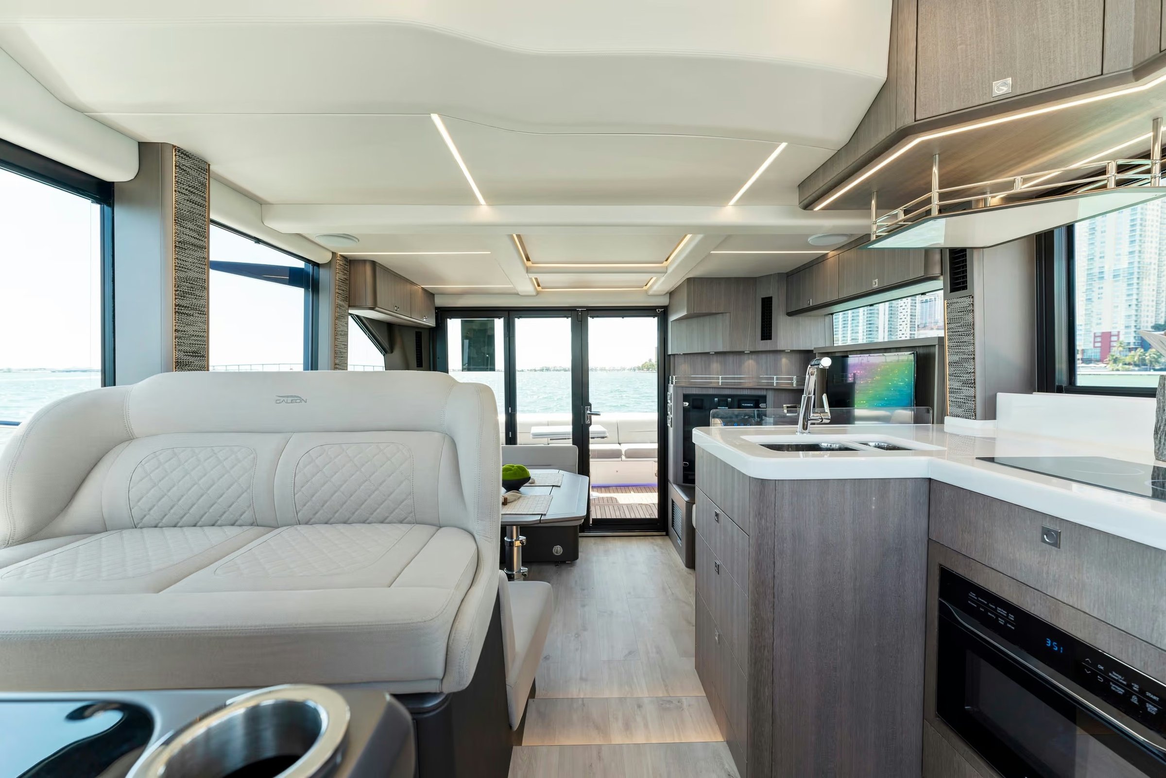 Galeon 440 FLY, kajuit met keuken en zitbank