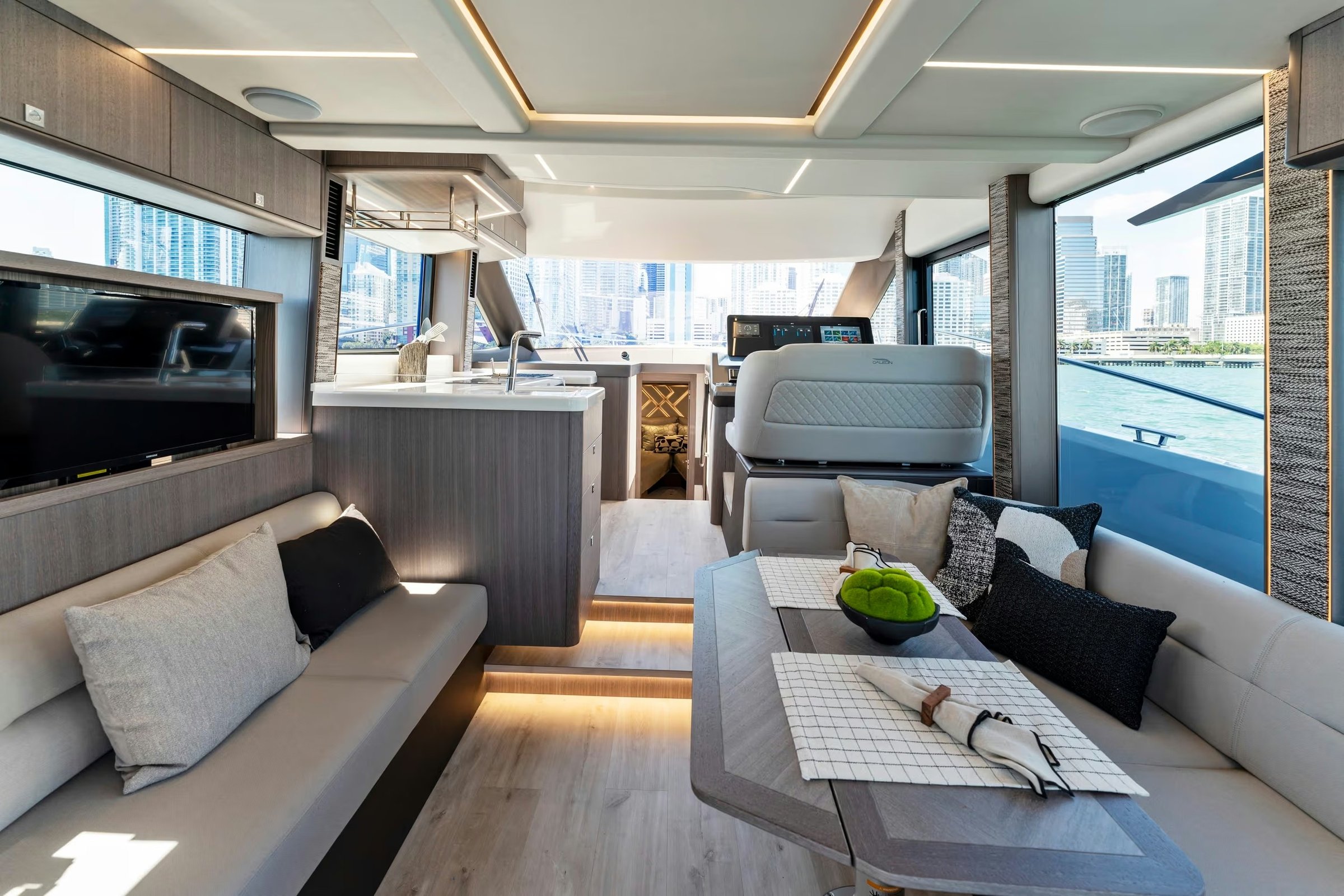 Galeon 440 FLY, salon met eettafel en zithoek