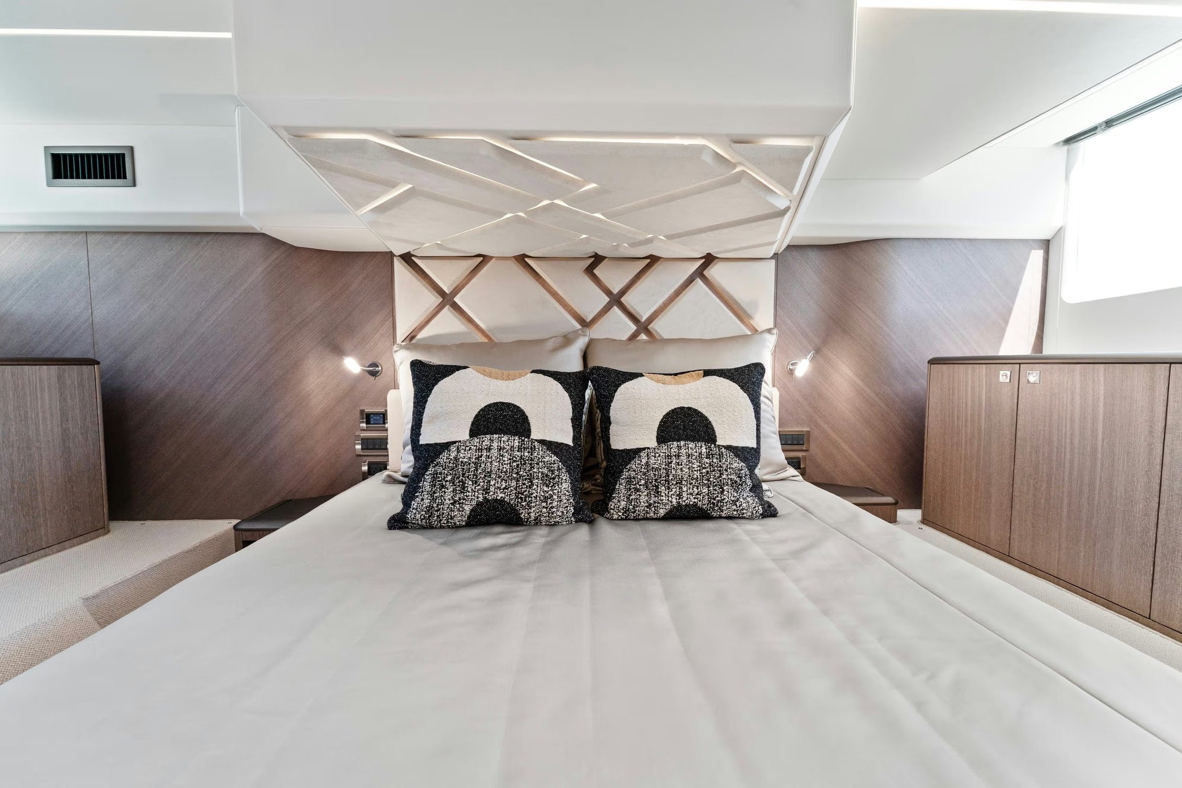 Galeon 440 FLY, slaapkajuit met bed en kussens