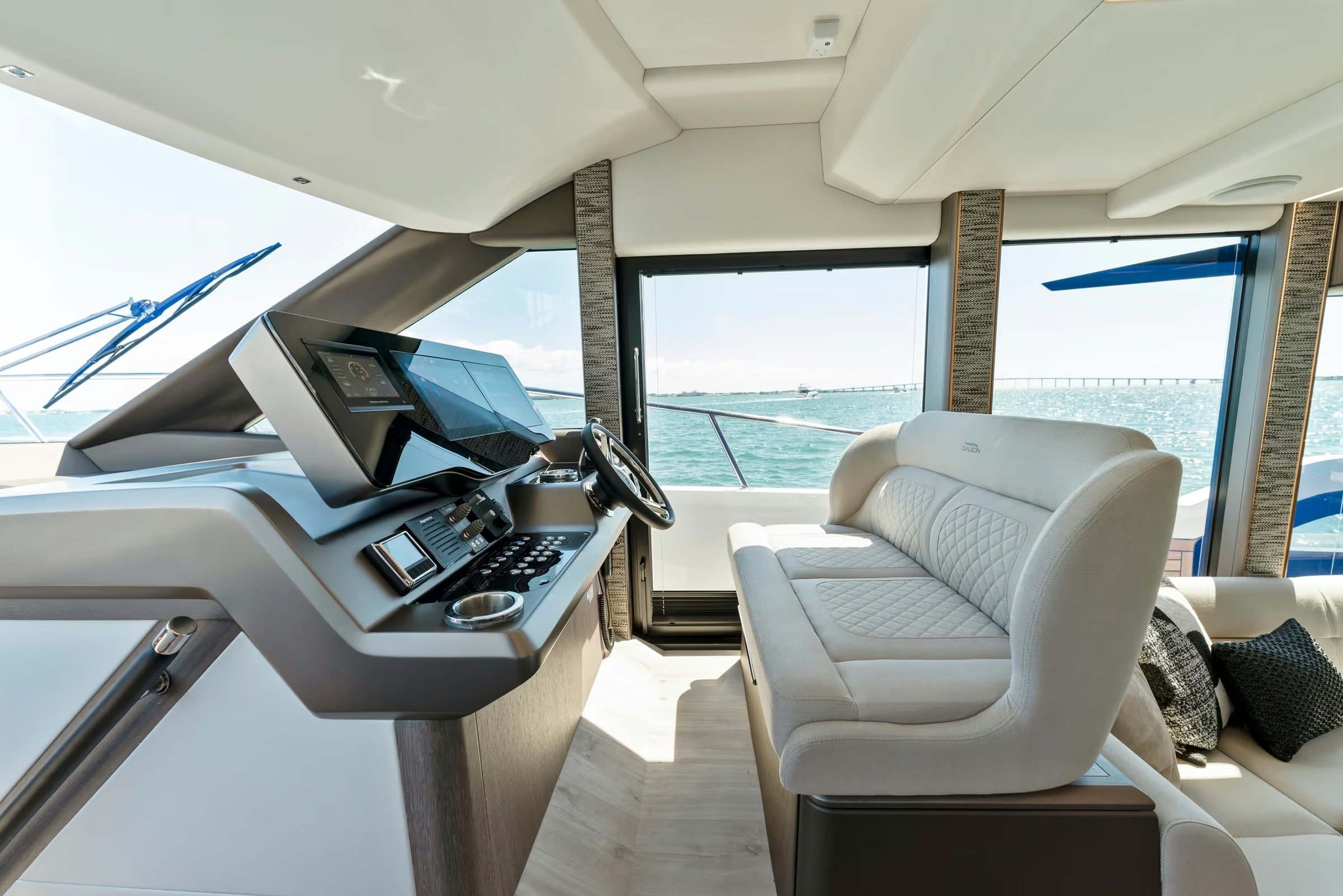 Galeon 440 FLY, stuurstand met zitbank en uitzicht