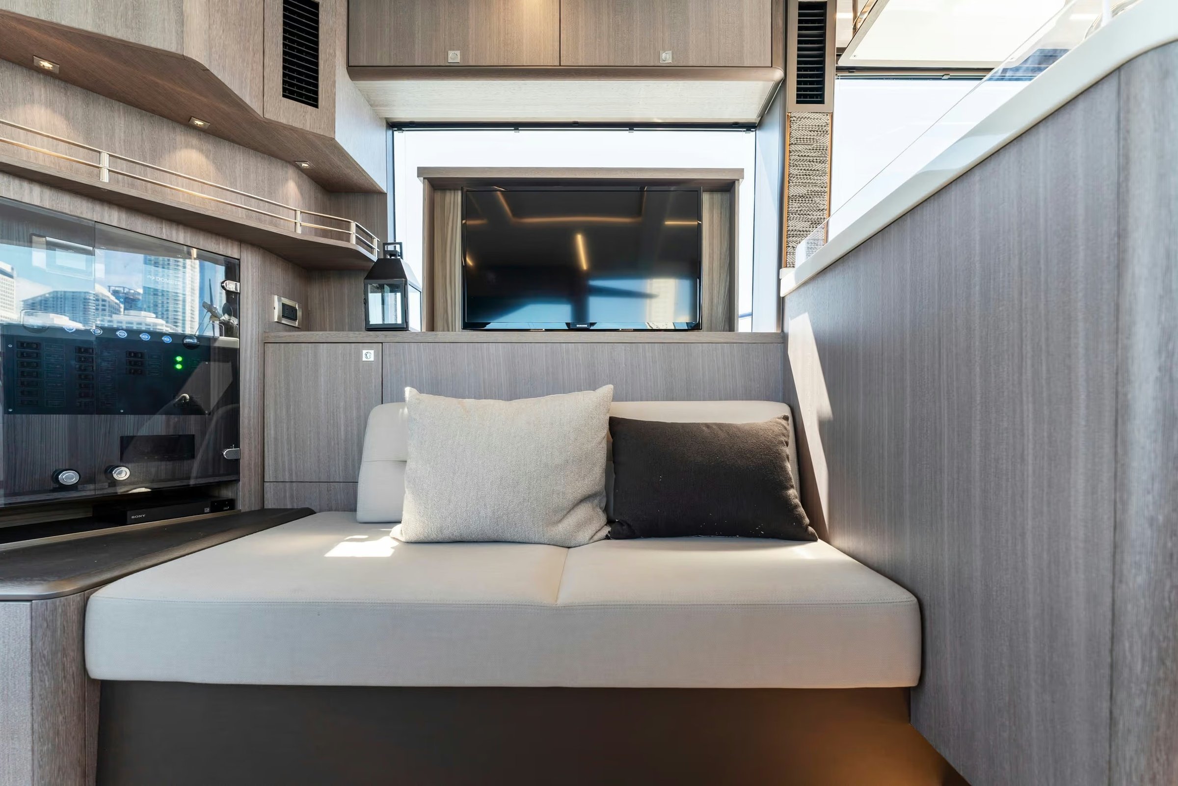 Galeon 440 FLY, zitbank met televisie en kussens
