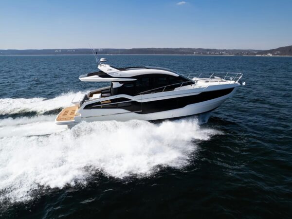 Galeon 450 HTC, boot varend op zee