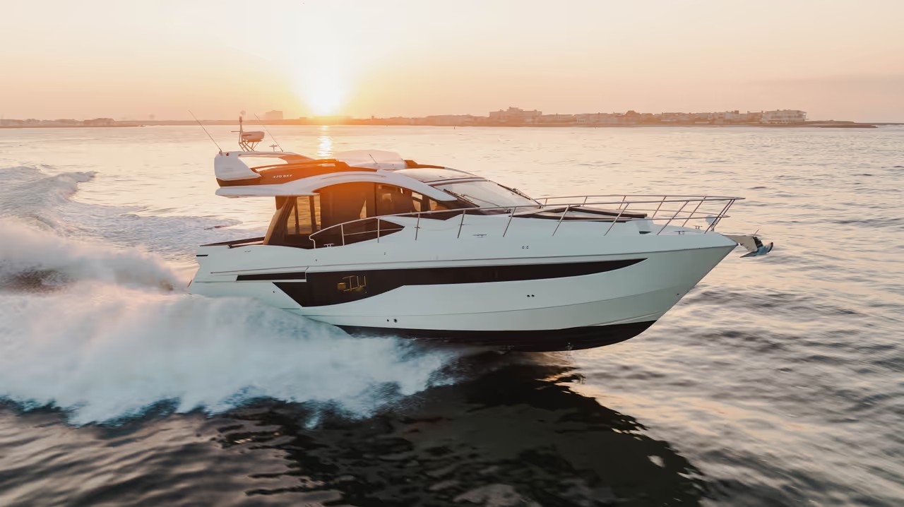 Galeon 470 SKY, boot varend bij zonsondergang
