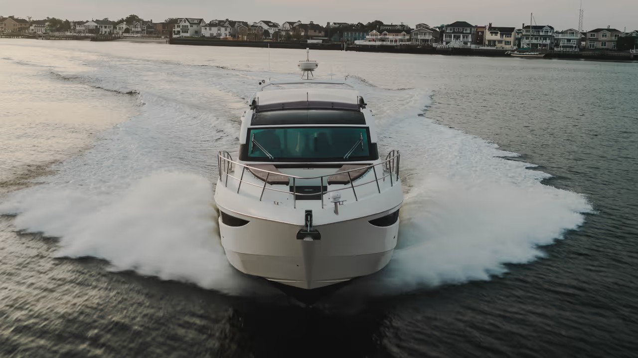 Galeon 470 SKY, boot varend door water