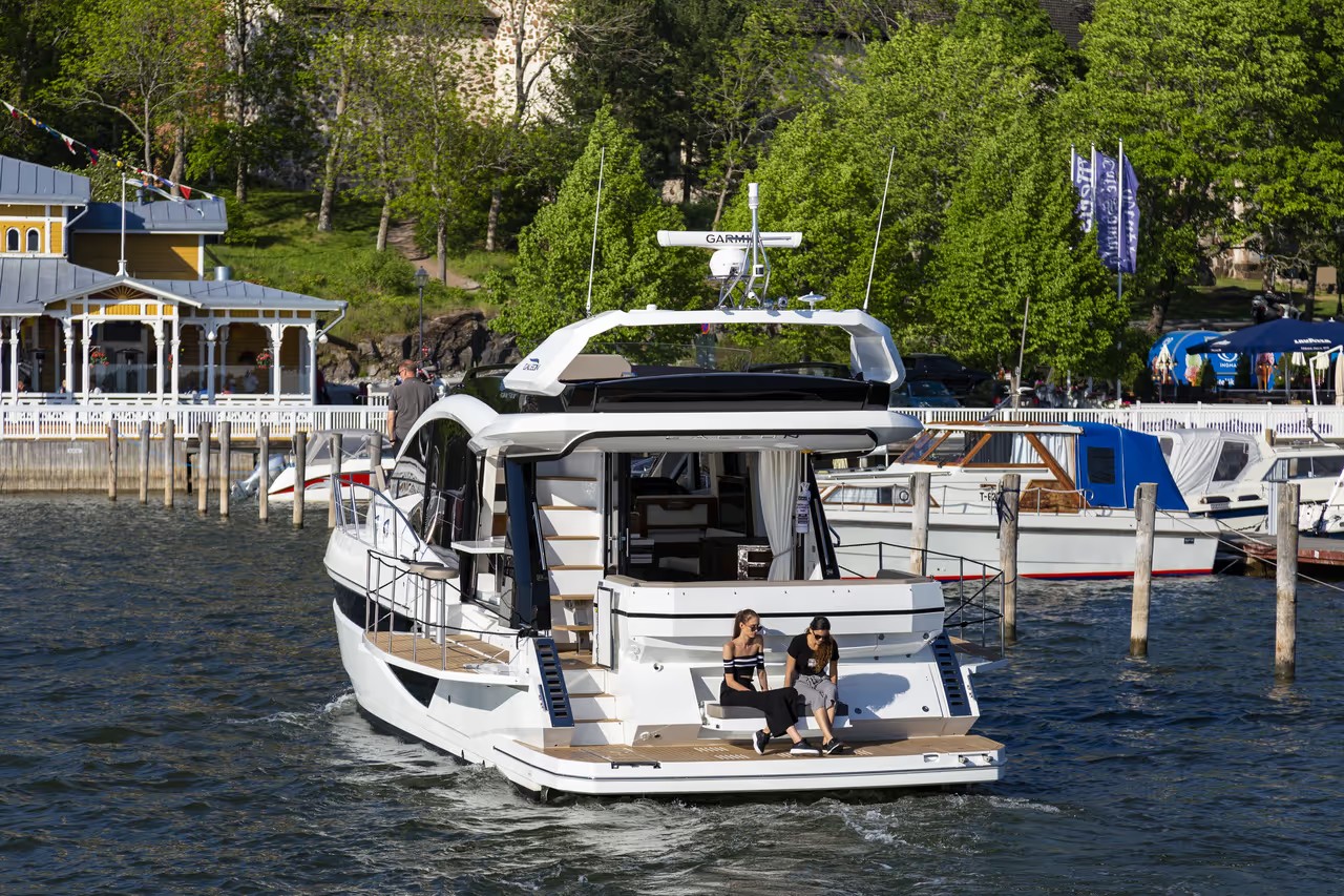 Galeon 470 SKY, boot varend in jachthaven