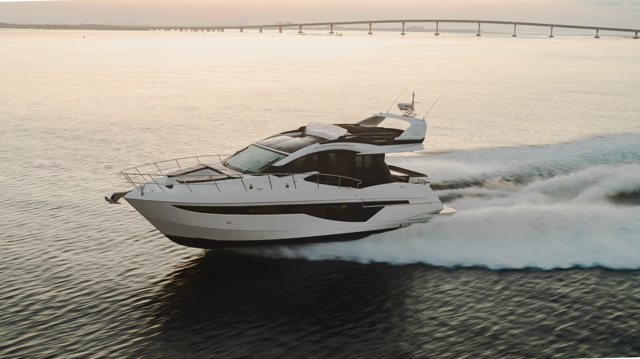 Galeon 470 SKY, boot varend op water