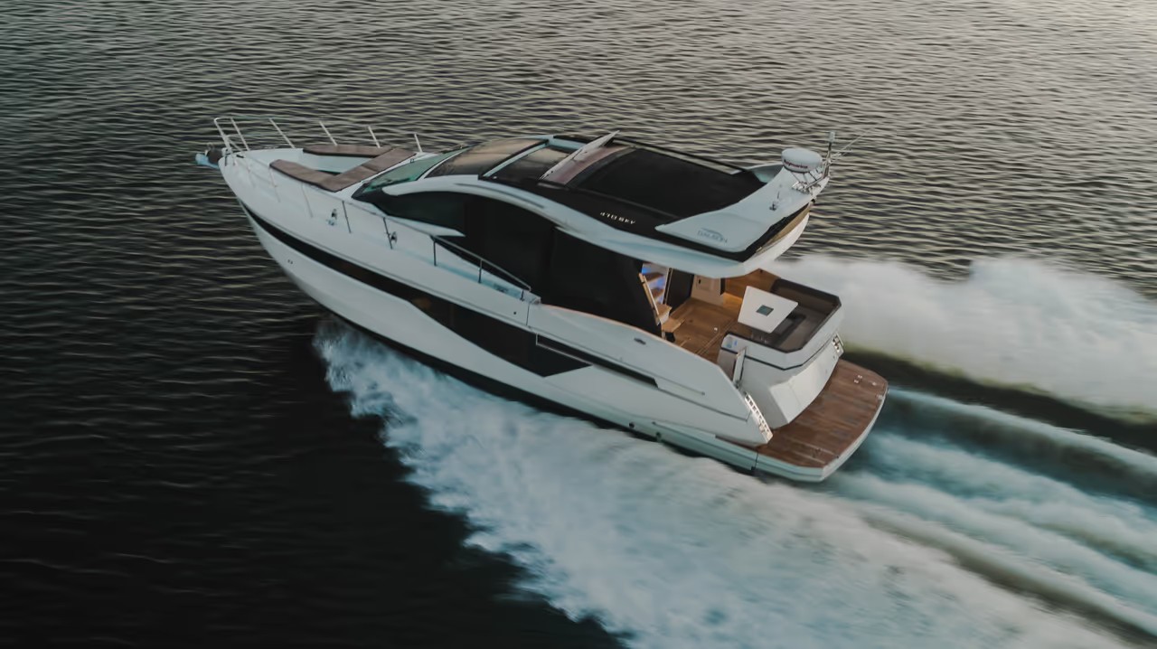 Galeon 470 SKY, boot varend op water