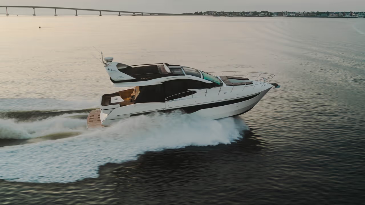 Galeon 470 SKY, boot varend op water