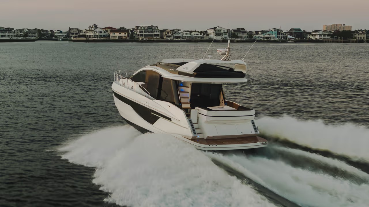 Galeon 470 SKY, boot varend op water