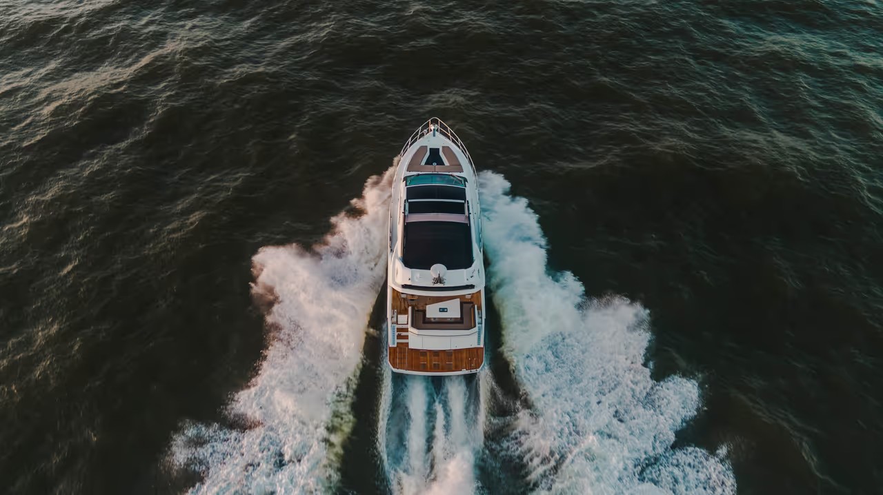 Galeon 470 SKY, boot varend op zee met kielzog